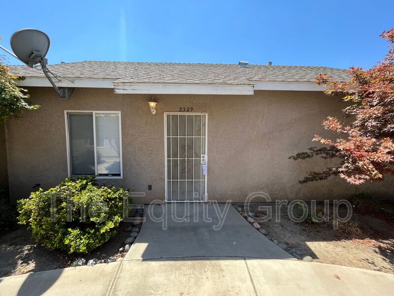 Visalia House: 2329 West Sunnyside Avenue
