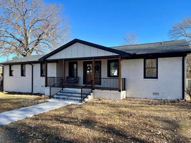 Fountain Inn House: 204 Woodfield Ave