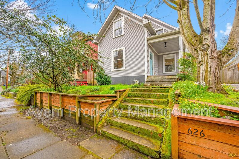 Portland House: 626 NE Russell