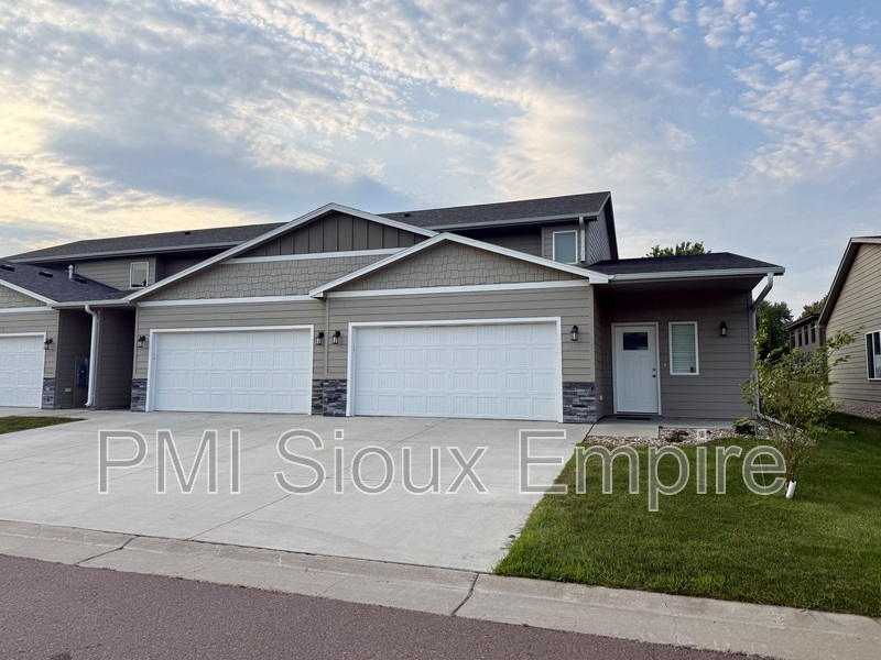 Sioux Falls Townhome: 6114 E Copper Pl