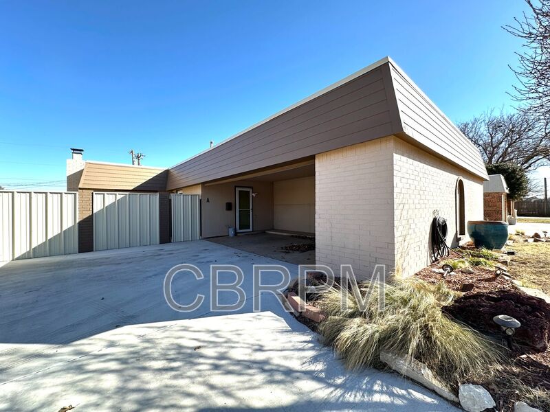 Lubbock House: 6911 Gary Avenue