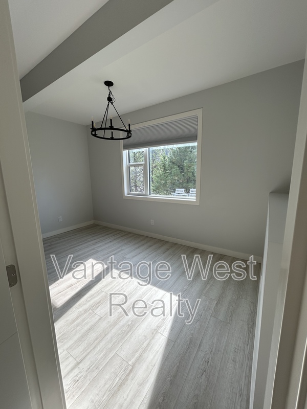 Kelowna House: 973 Lochness St