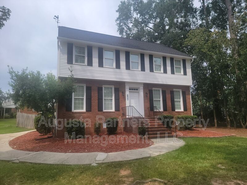 Martinez House: 288 Wakefield Ln S