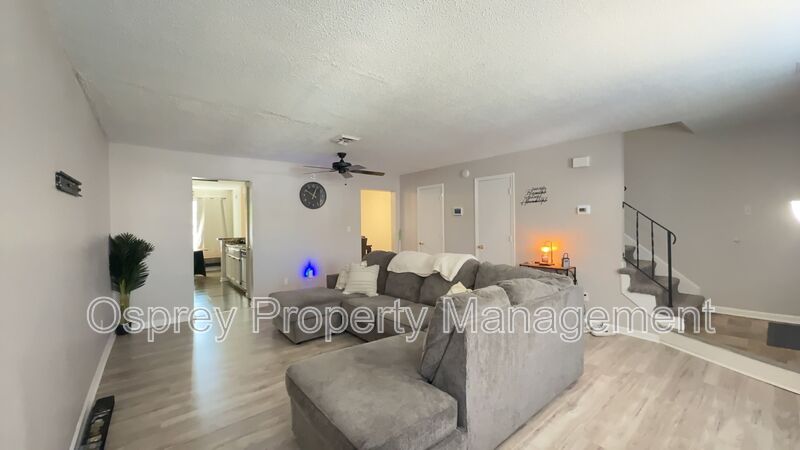Beautiful 3BR Townhome in Gated Kings Square Community - Photo 6