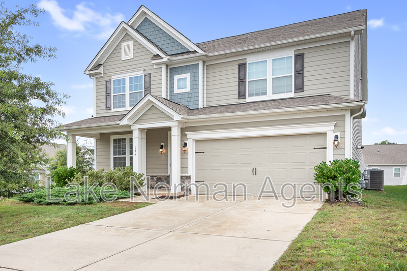 Mooresville House: 196 Longleaf Dr