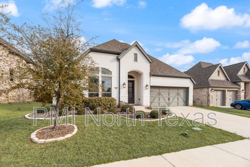 Little Elm House: 332 Oak Hollow Way