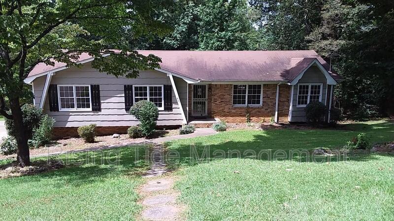 Birmingham House: 1248 Old Oak Cir