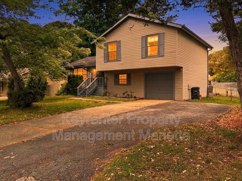 Marietta House: 393 Cedar Trace SW