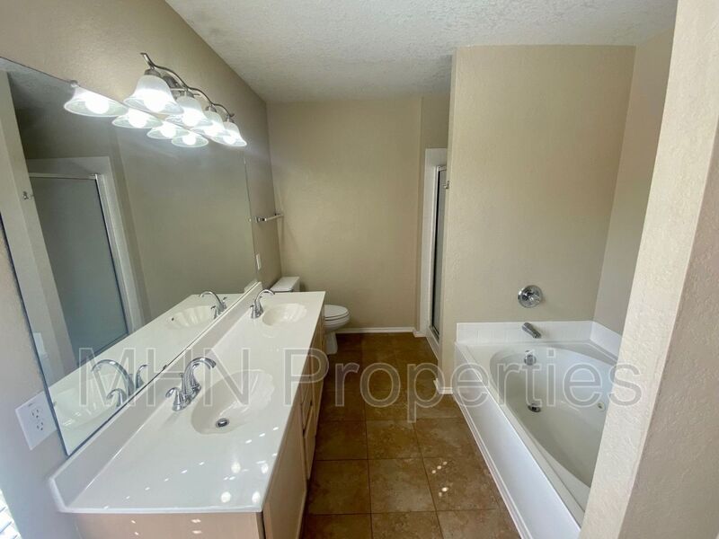 Gorgeous 3 bed/2 bath home in Stone Oak off 1604! - Photo 11