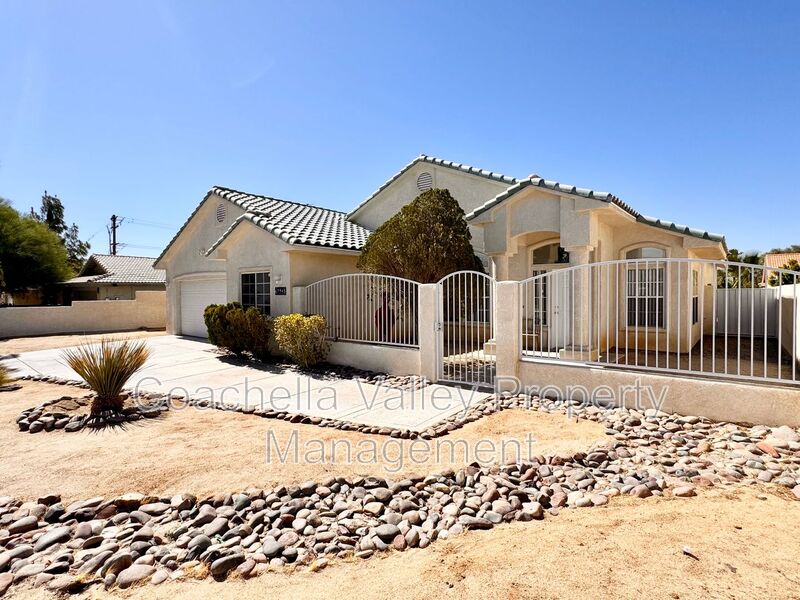 Cathedral City House: 67945 Verona Road