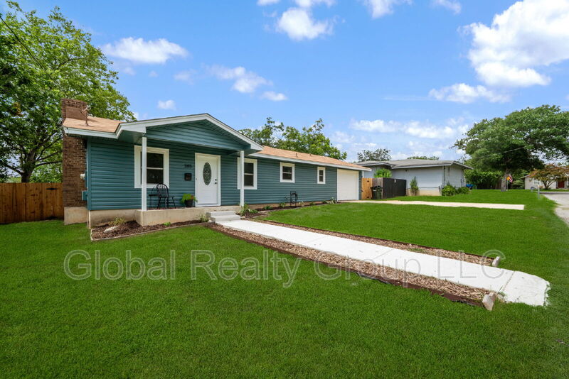 New Braunfels House: 385 W Faust St