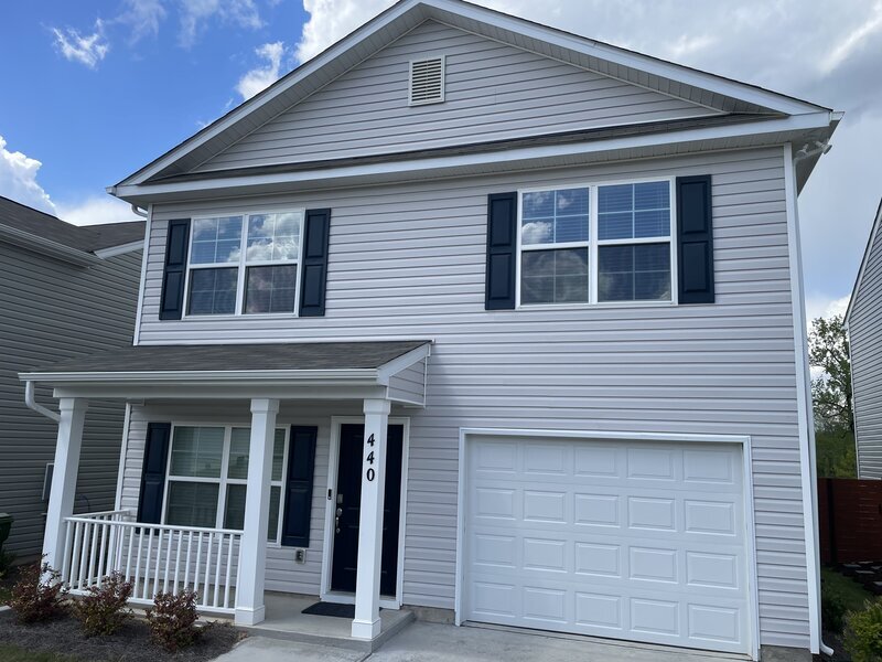 Columbia House: 440 Delahays Rd