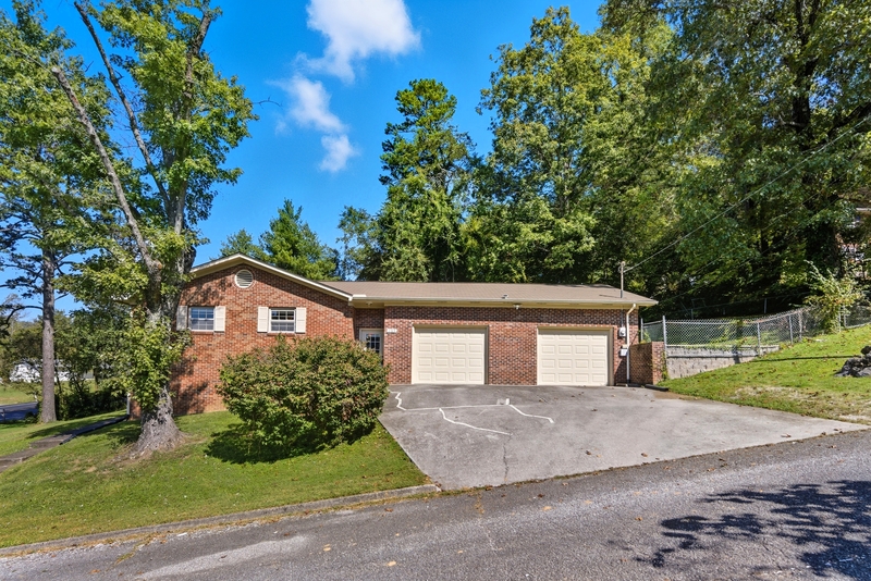 Clinton House: 105 Ivy Lane