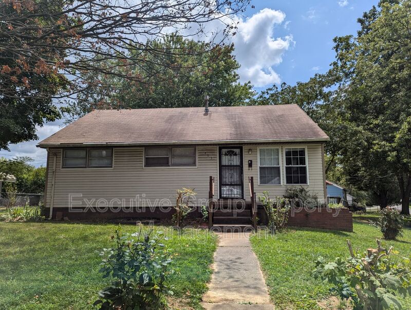 Elizabethtown House: 403 Lee Road