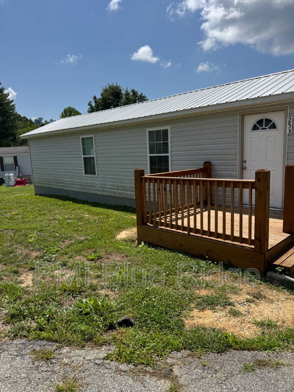Hendersonville House: 253 Friendly Circle