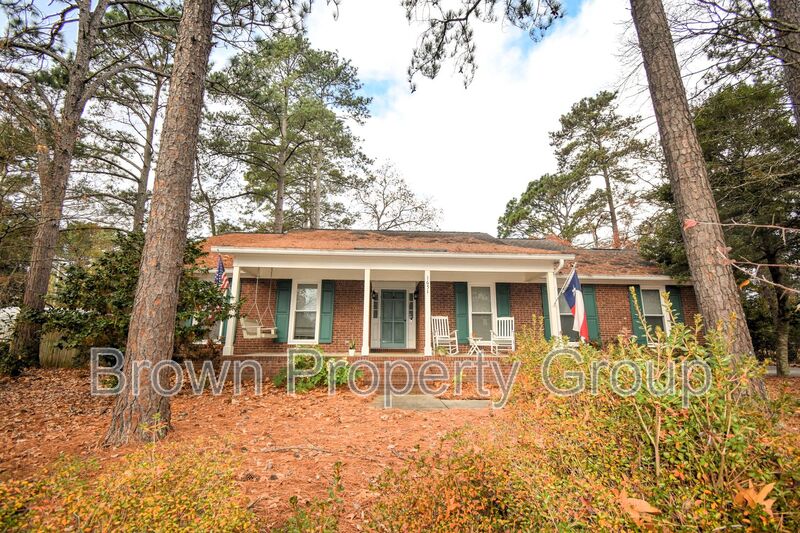 Fayetteville House: 1651 Greenock Ave