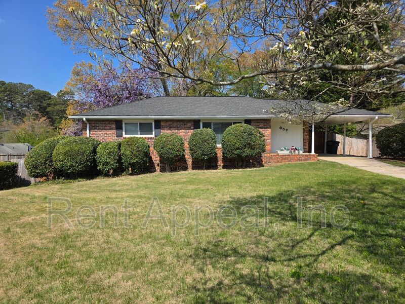 Marietta House: 652 Forest Ridge Dr SE