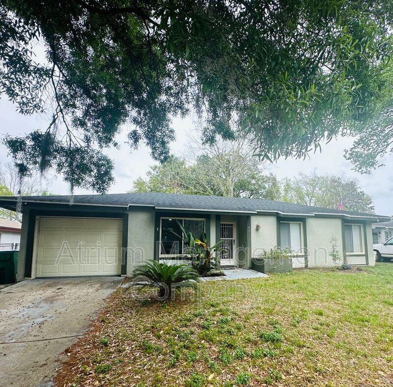 Winter Springs House: 421 S Hawthorn Cir
