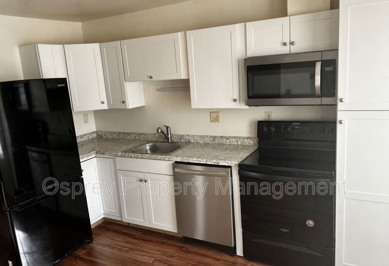 Beautiful 3 Bedroom Home in Virginia Beach with Updated Kitchen! - Photo 2