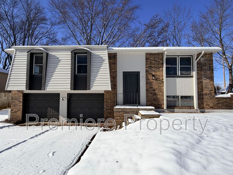 Blue Springs House: 705 NW Buckingham Pl