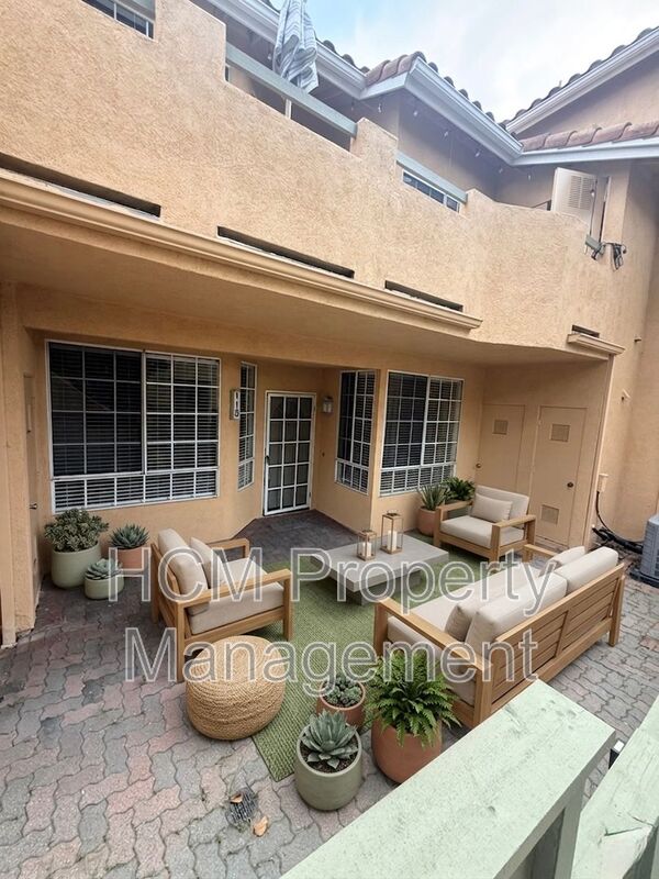 Irvine House: 113 Alberti Aisle