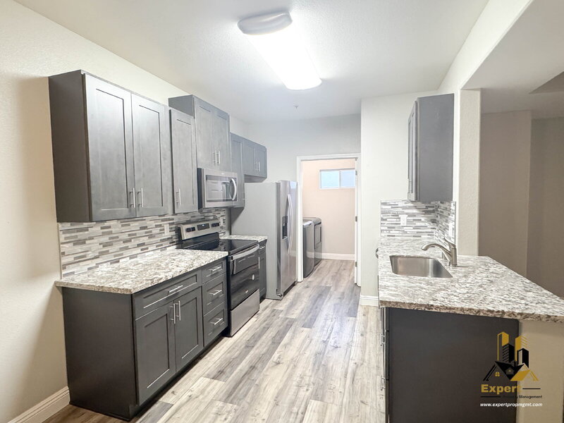 ROSEVILLE Condo: 501 Gibson Dr