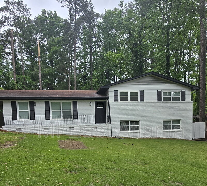 Atlanta House: 2275 Country Club Lane Southwest