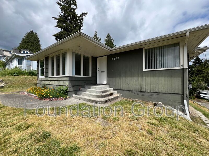 Bremerton House: 3202 Farragut Ave