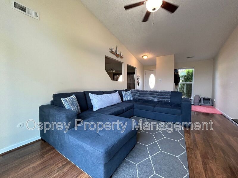 Welcome to this beautifully updated 3 bedroom, 2 bathroom ¨ASK ABOUT OUR ZERO DEPOSIT¨ - Photo 2