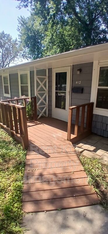 Independence House: 412 N Cochise Dr