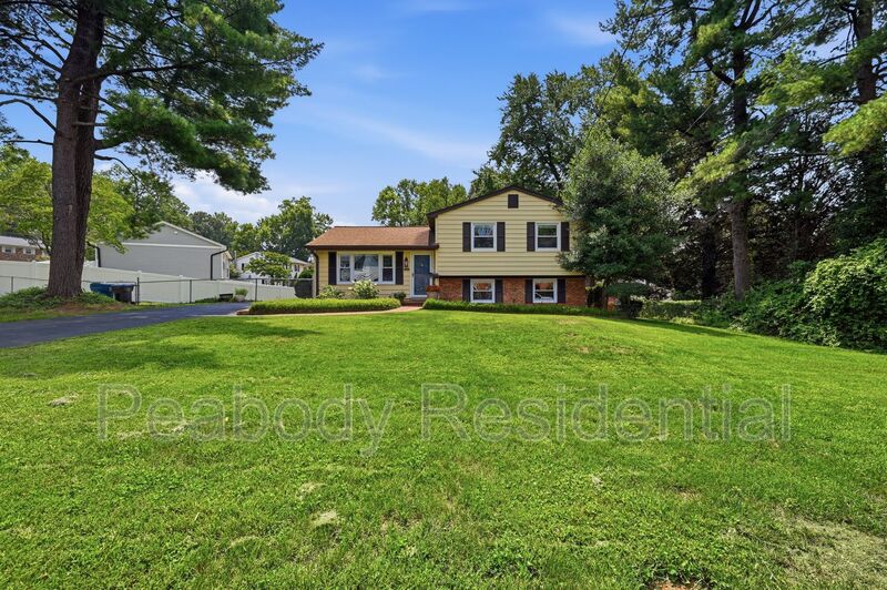 Alexandria House: 6426 Carriage Dr