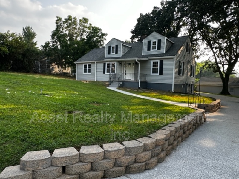 Knoxville House: 2208 Sanderson Road