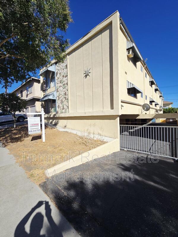 Burbank Condo: 332 Cornell Dr