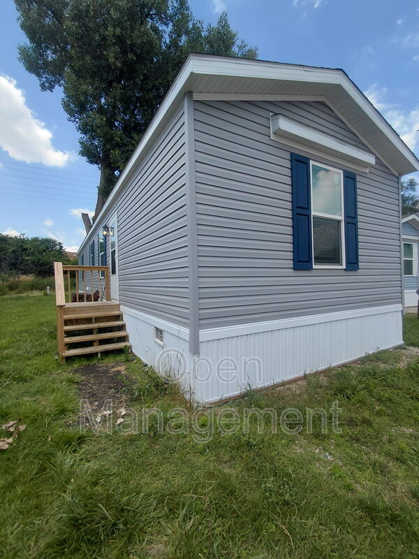 Jackson House: 301 Mantle Ave