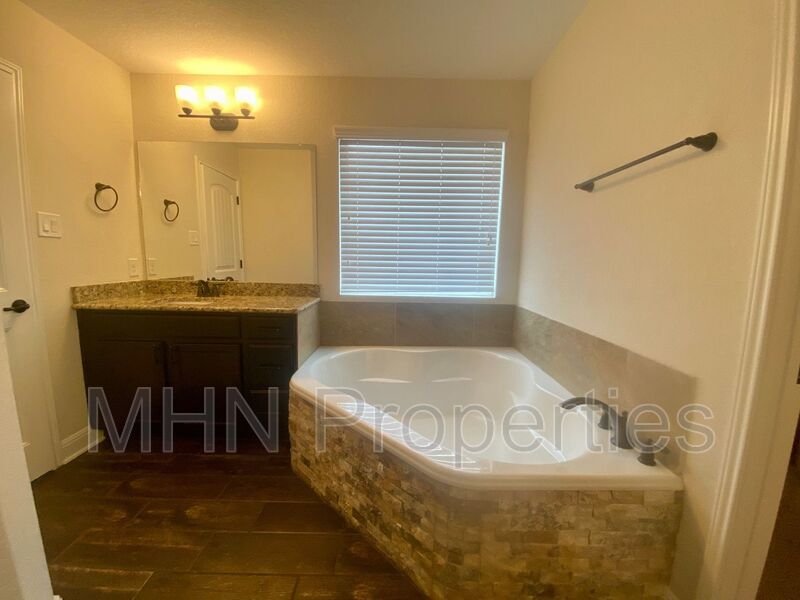 Luxurious 4 bed/3 bath in desirable gated community, Wortham Oaks, in North San Antonio. - Slider navigation 15