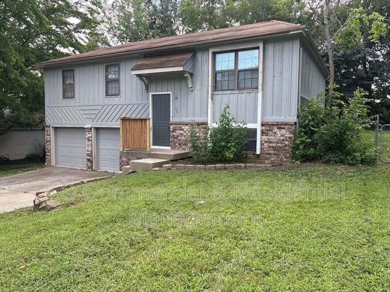 Blue Springs House: 4508 NW Valley View Rd