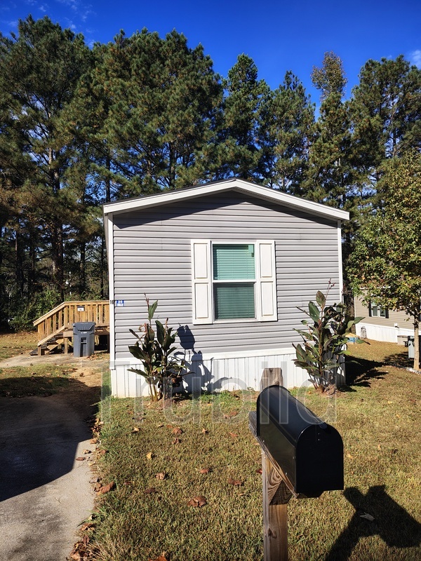 ELLENWOOD House: 16 Spencer Drive