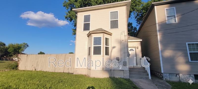 St. Louis House: 5102 Wicklow Pl
