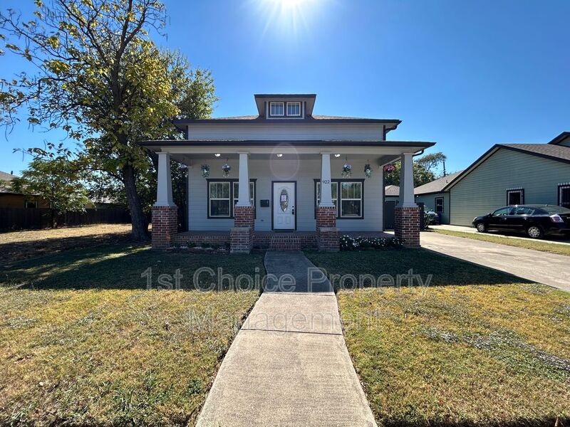Fort Worth House: 922 E Dashwood St