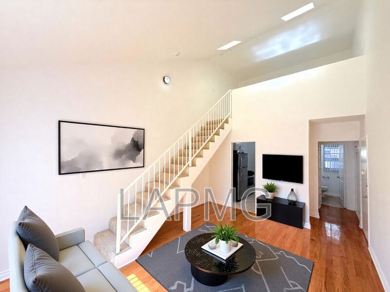 Los Angeles House: 6200-6206 Fountain Avenue