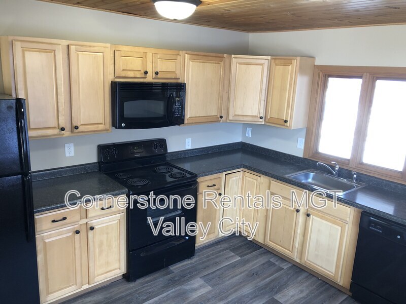 Valley City House: 424 6th Ave NE