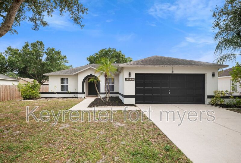 Fort Myers House: 15624 Sunny Crest Ln