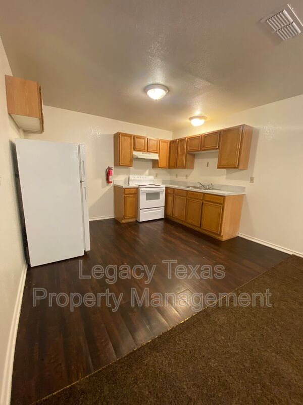 Cleburne Condo: 1112 Williams Ave Apt #C