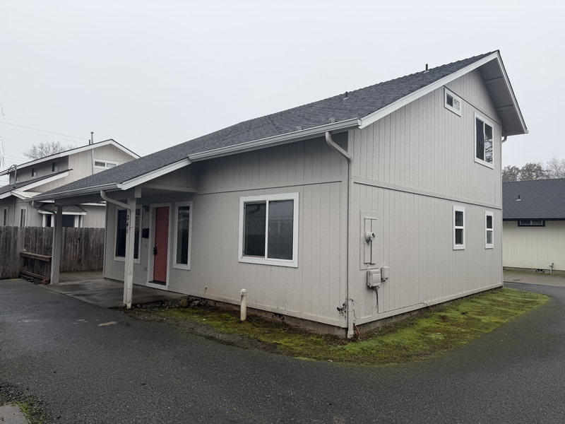 Grants Pass House: 241 NE School St