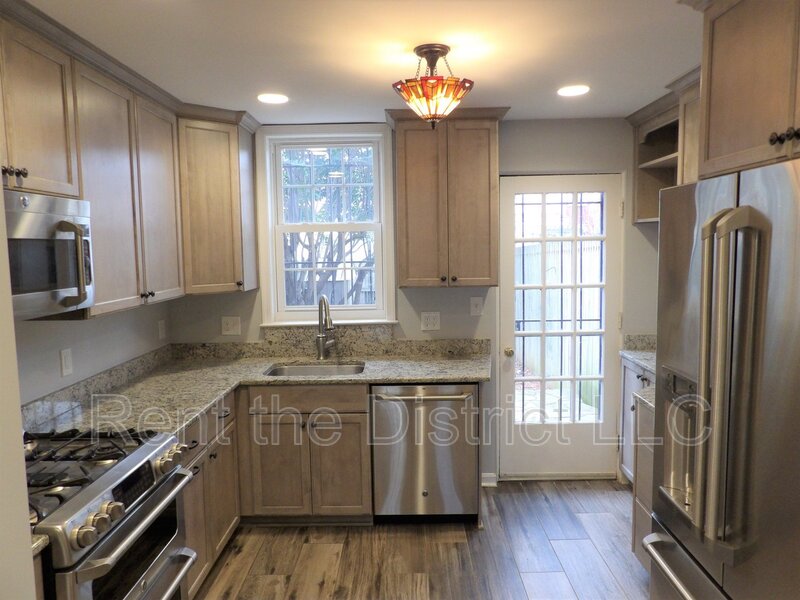 Washington House: 231 14th Street NE