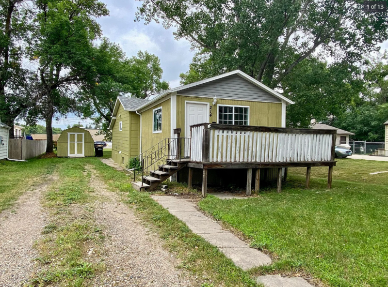 West Fargo House: 214 2nd Ave W