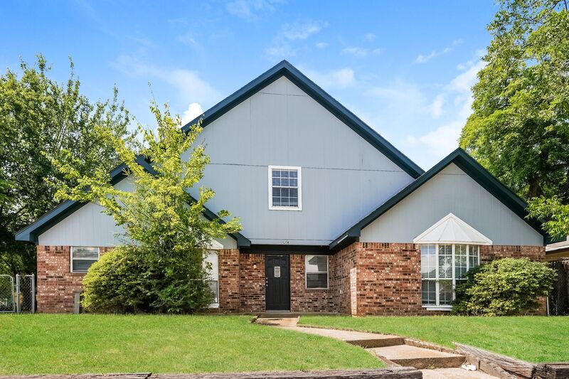 Arlington House: 1200 W Mitchell St