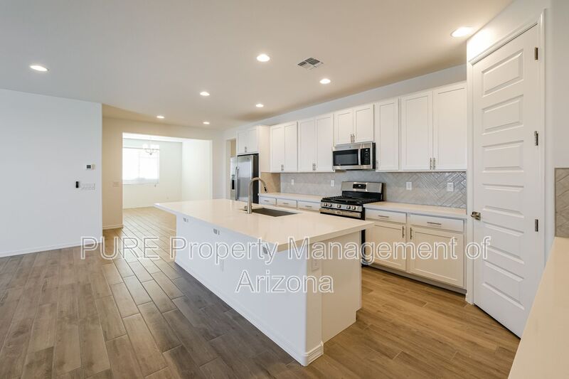 Avondale House: 10155 W Crittenden Ln