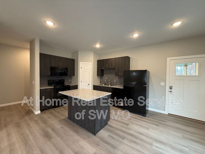 Springfield House: 4930-1 W. Minota St.