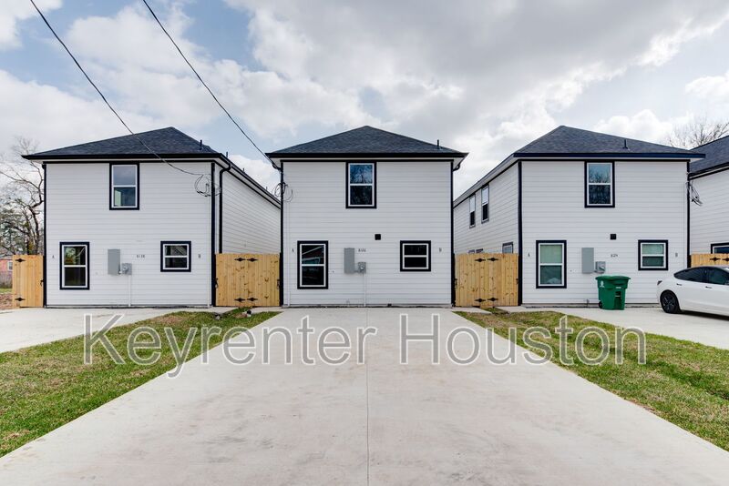 Houston House: 8126 Sterlingshire St